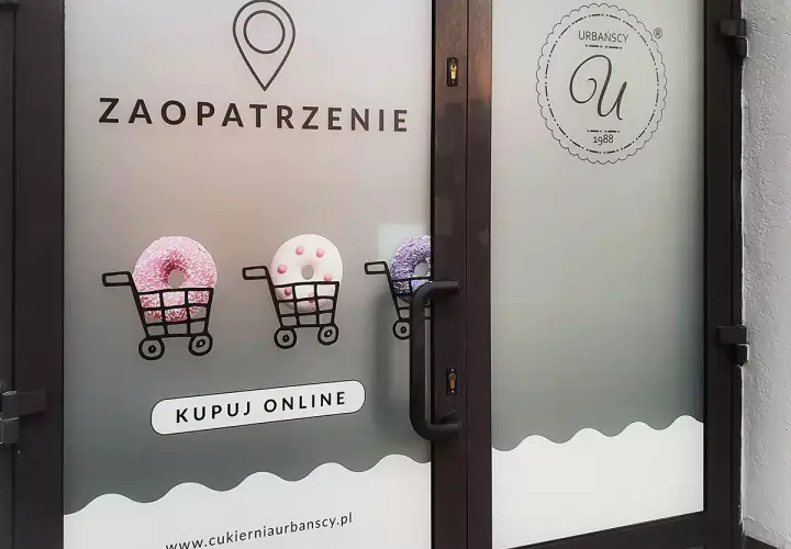 Drzwi z folią z napisem "ZAOPATRZENIE", wózkami z pączkami i logo cukierni.