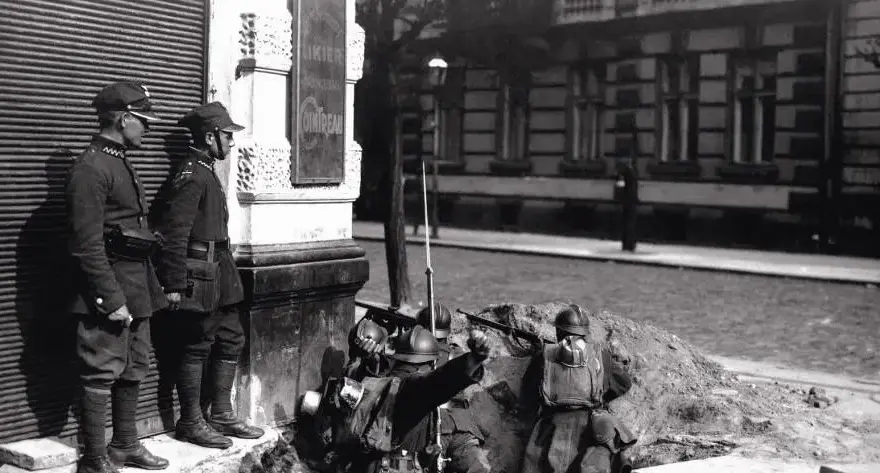 Dlaczego wybijano szyby niektórych warszawskich fotografów w czasie okupacji?
